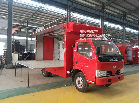 甘肅張總來我廠提車中-東風(fēng)多利卡餐飲車